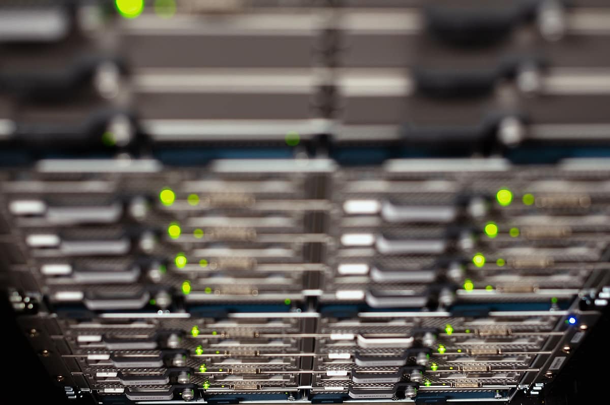 Dãy máy chủ trong tủ rack với đèn báo xanh lá
