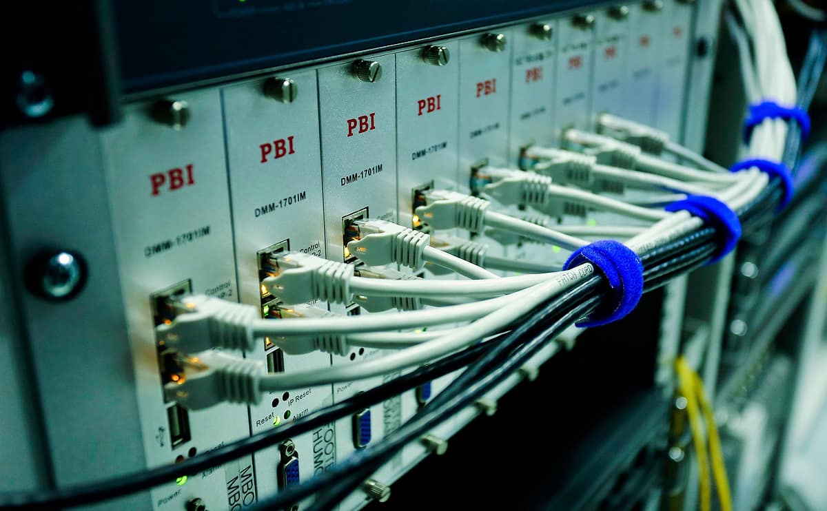 Dây mạng Ethernet cắm vào thiết bị chuyển mạch